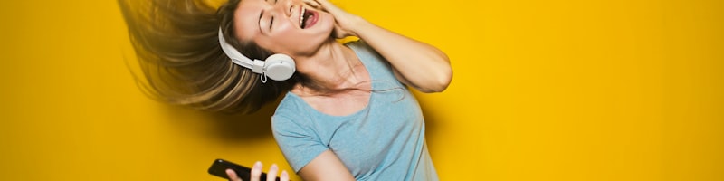 专业体育场馆设备，包括篮球架和记分牌