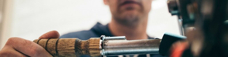 运动员使用训练辅助系统进行数据分析的场景