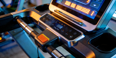 智能跑步机与健身设备高清细节图，展示现代设计